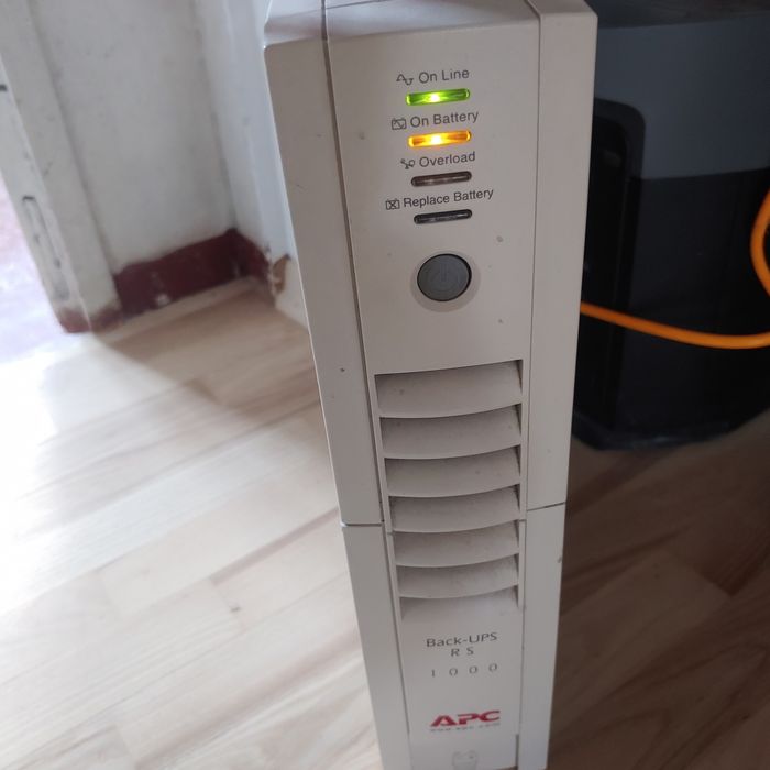 Инвертор + аккумулятор ИБП APC RS1000 на  600Ватт