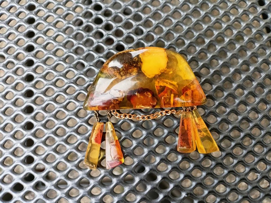 broszka z zatapianymi bursztynami szlifowana vintage