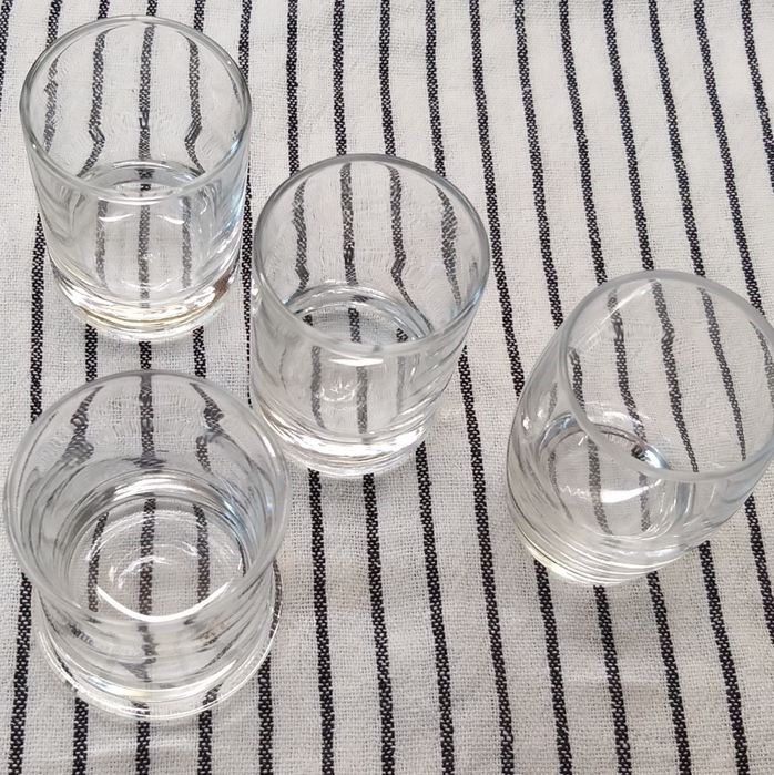 4 copos de 50 ml.