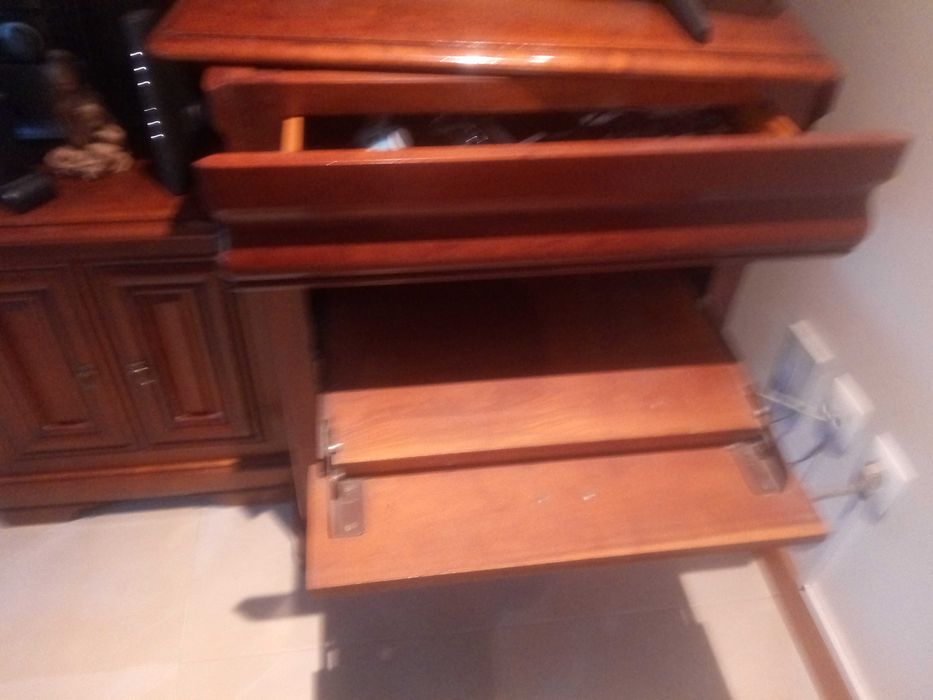 Móvel de TV e multimédia em madeira de cerejeira.