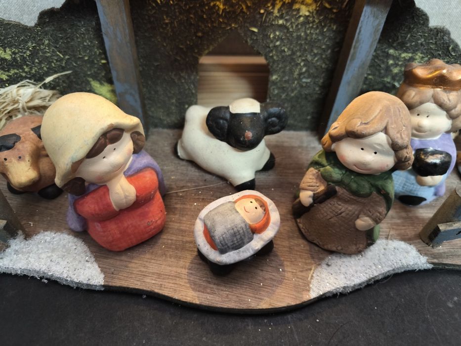 Presépio Cerâmica e Madeira
Presépio decorativo com figuras em cerâmic