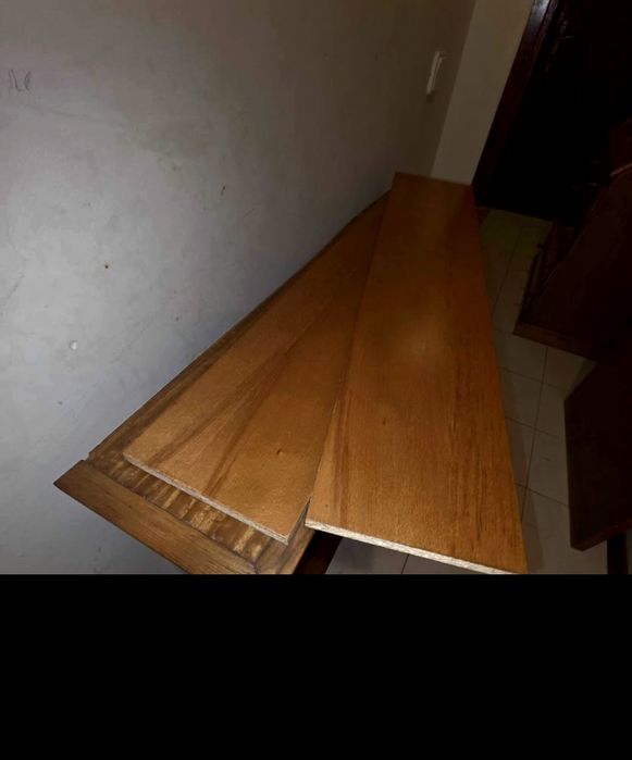 Cómoda espaçosa com escrevaninha e armário superior