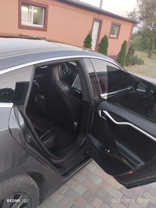 Тесла модел s 18 год . 100D