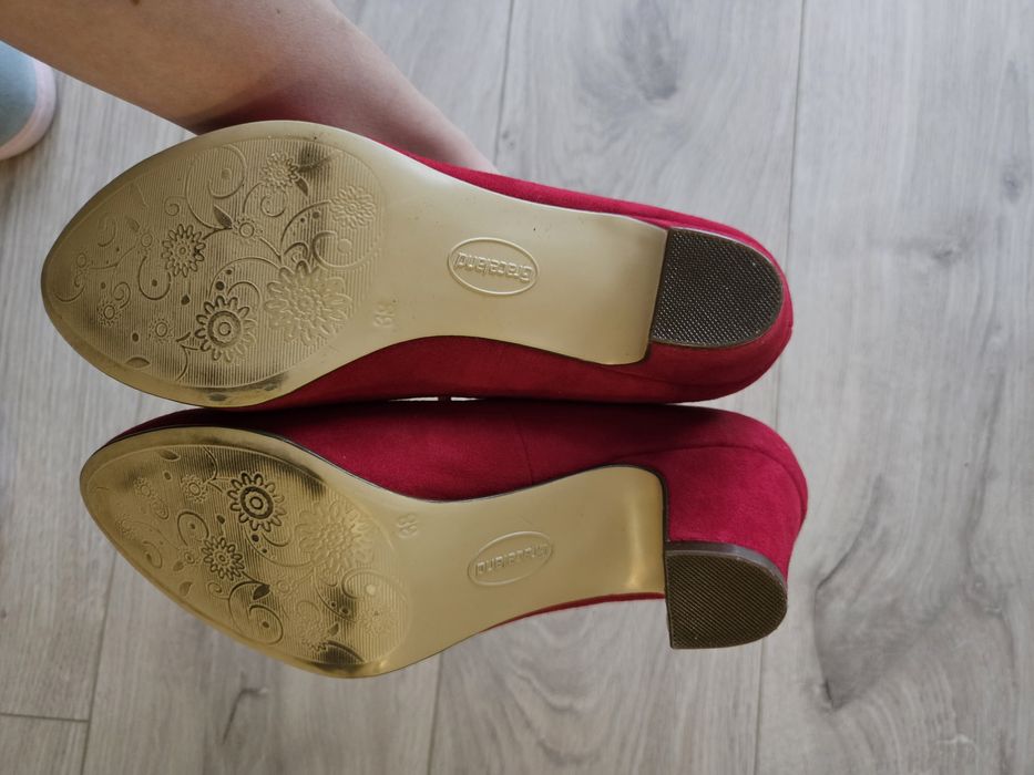 Czerwone buty na obcasie