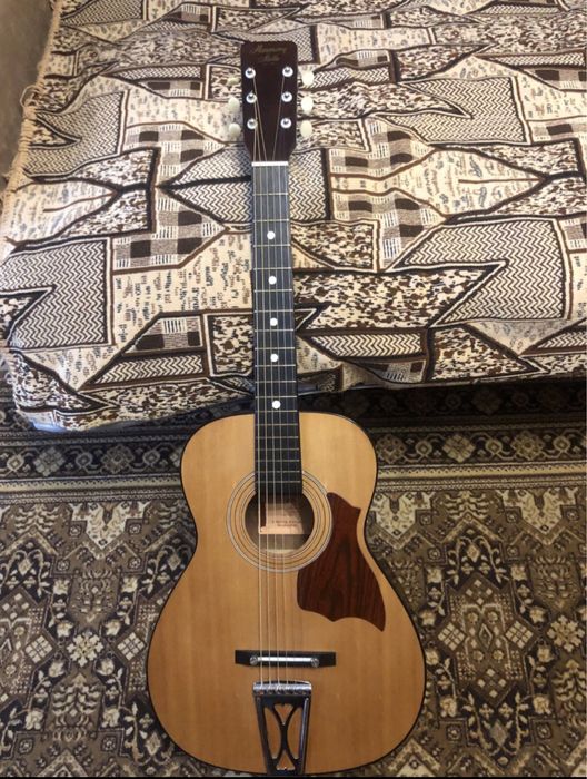 Вінтажна акустична гітара