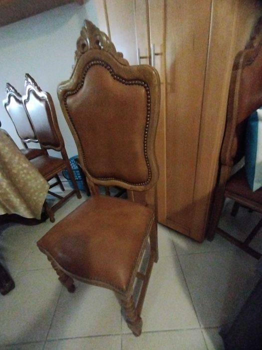 Oito cadeiras de sala de jantar