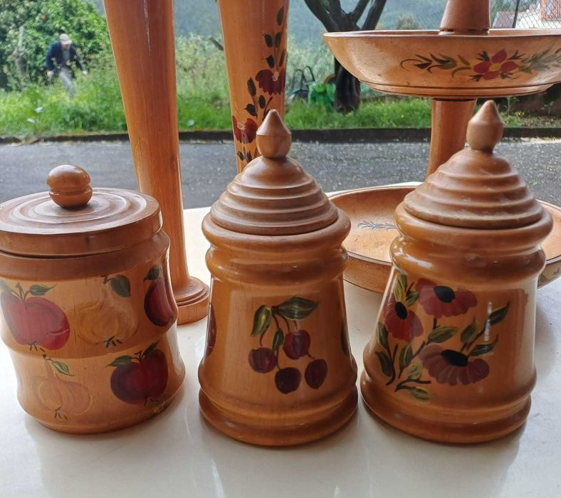 Fruteira e outros utensílios de cozinha, em madeira torneada e decorada
