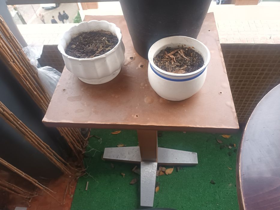 Pé de mesa em madeira