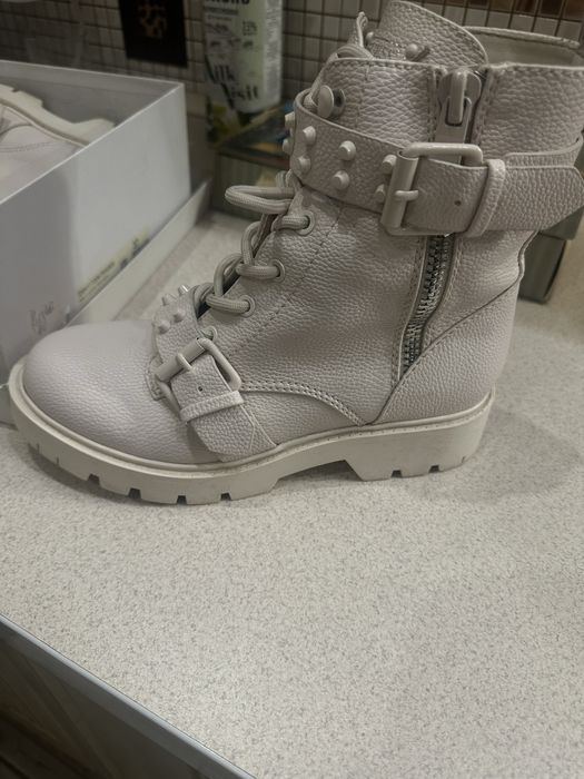 Жіночі черевики guess