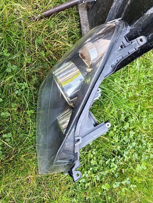 Opel Astra H lampa przednia prawa Hella