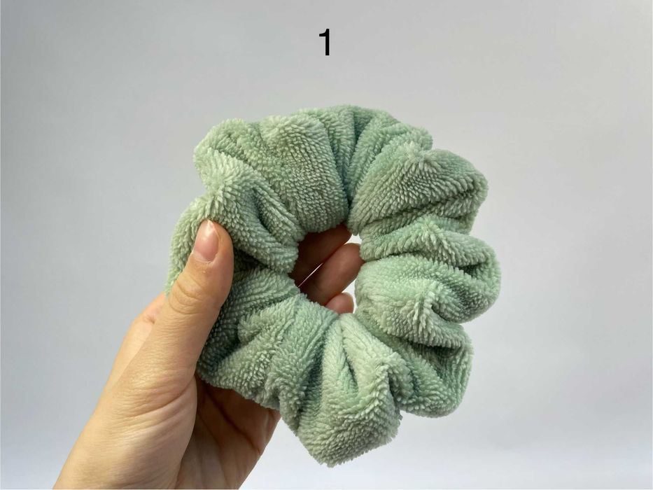 Scrunchies com diferentes cores e texturas