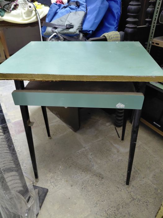 Mesa pequena,antiga das escolas