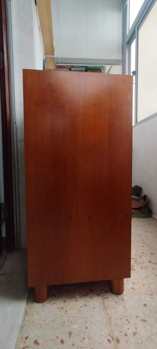 Cómoda de madeira, 106x40, com 3 prateleiras interiores