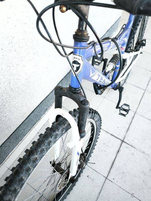 Bicicleta BTT travões de disco e amortecedores