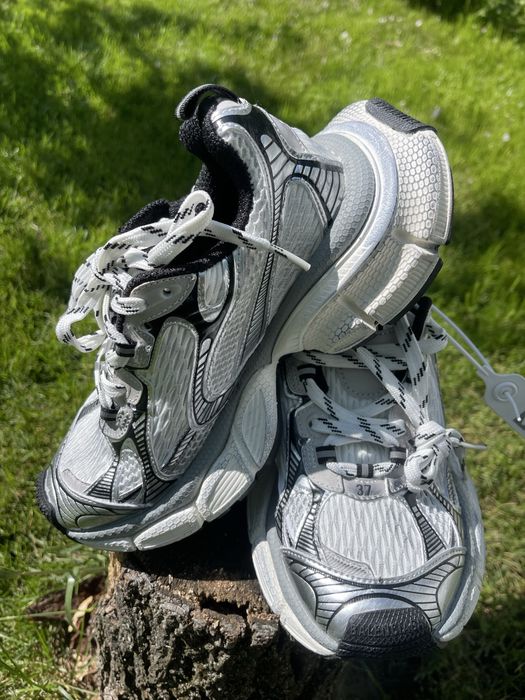 Продаються кросівки