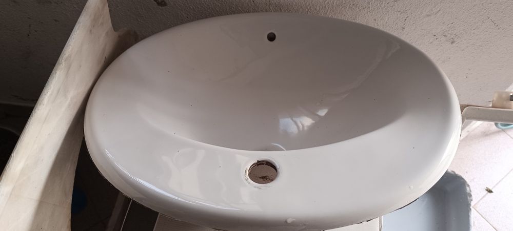 Lavatório Roca com pedra mármore e frente de móvel