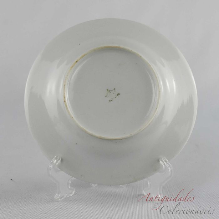 Prato de doce em porcelana Artibus, com monograma “QE”