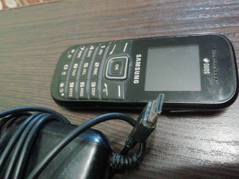 Телефон кнопочный SAMSUNG