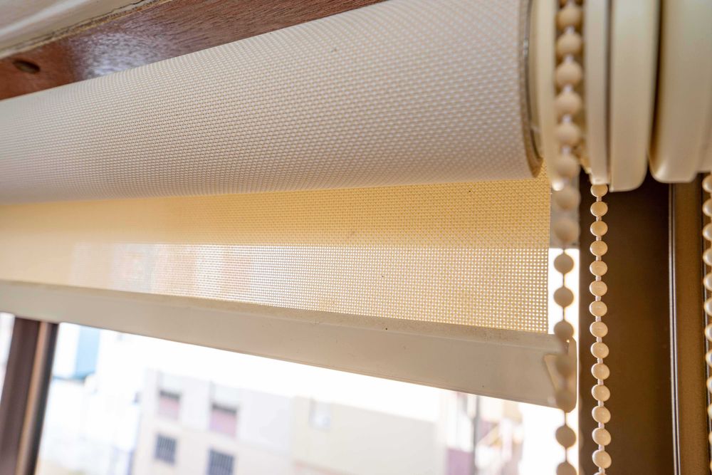 2 Cortinados de rolo enrolado completo com os apoios de fixação