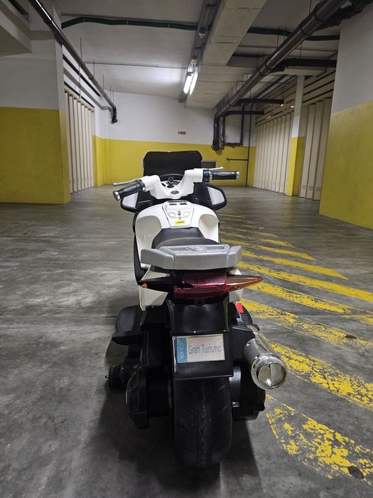 Mota e bicicleta para desocupar