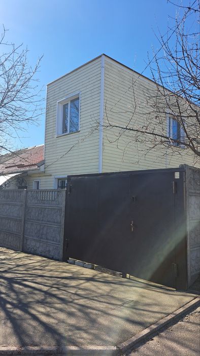 1/ 2 будинку поруч з центром міста. Є заїзд для авто.