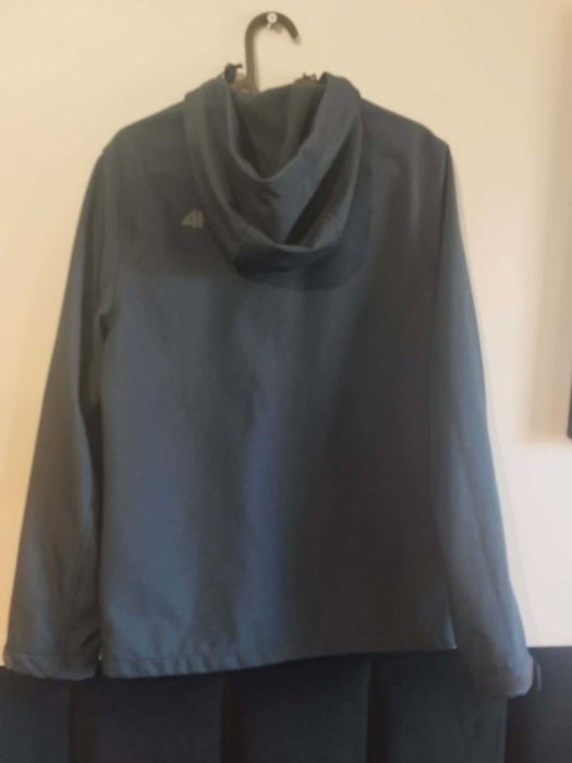 Granatowy softshell 4F z kapturem | Kurtka przejściowa, wiatroszczelna