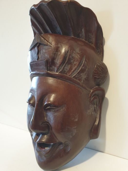 Vintage máscara de divindade asiática esculpida em Pau Rosa