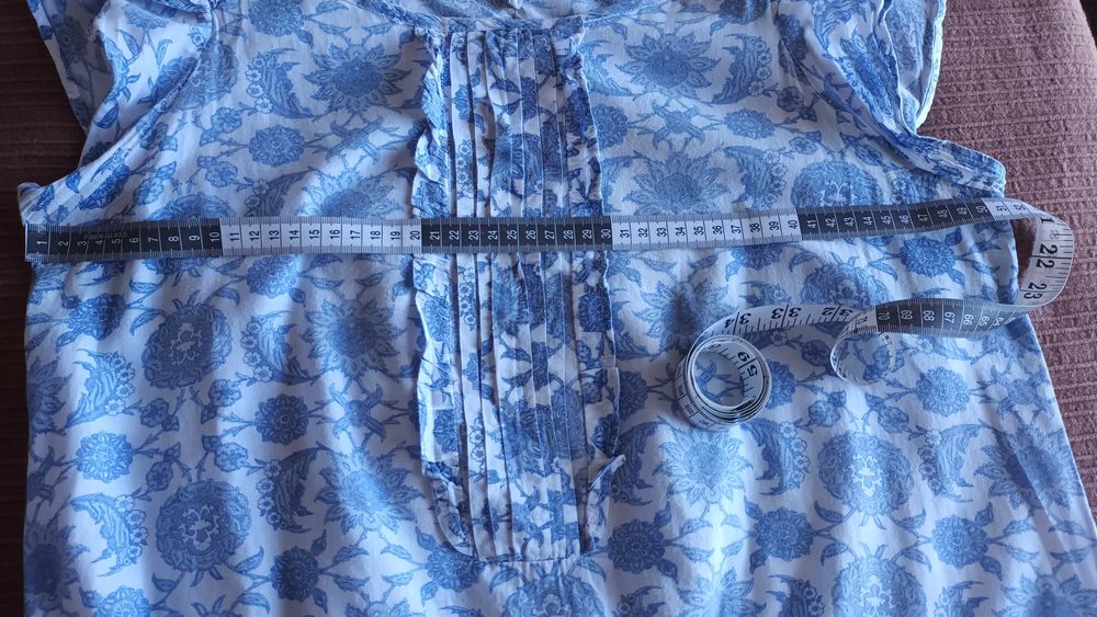 Blusa em branco e azul da sfera