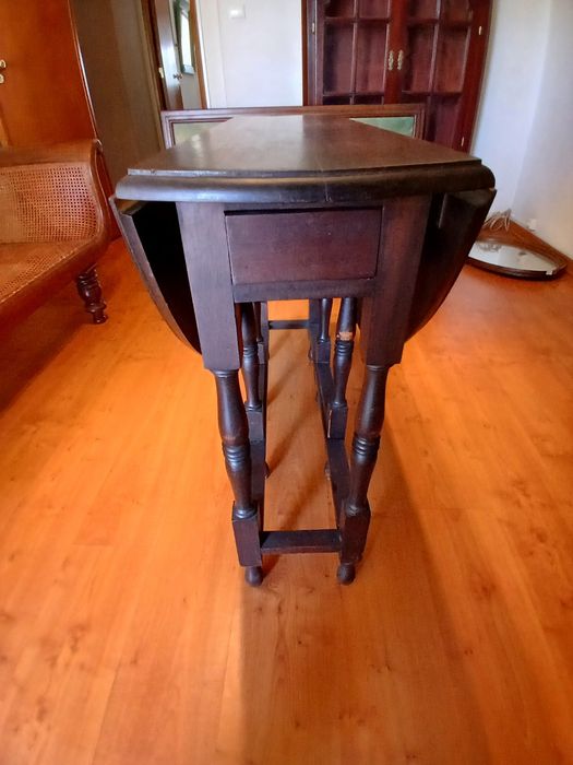 Mesa de Abas Articulada  em Madeira Maciça