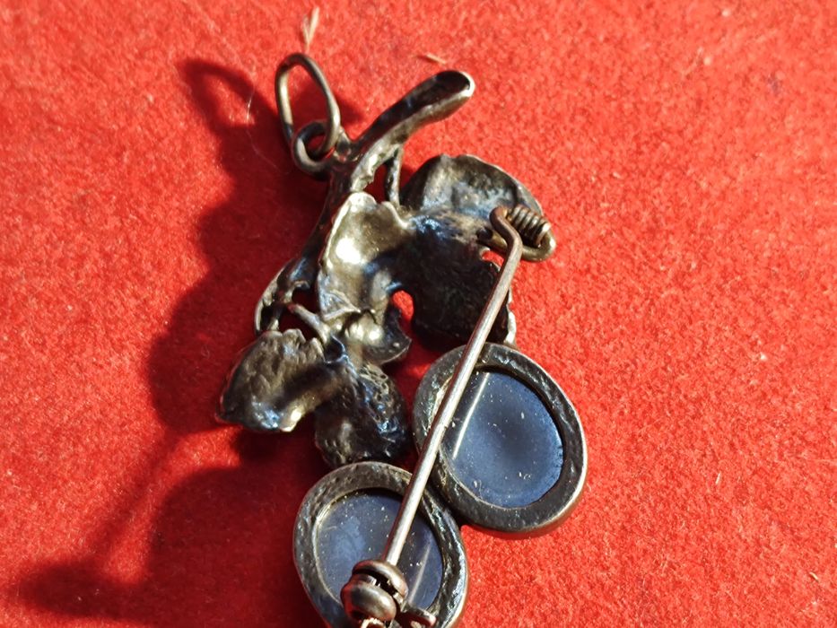 Przepiękny srebrny wisiorek i zapinka w jednym