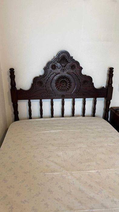 Cama antiga + Estrado + Colchão EXCELENTE ESTADO