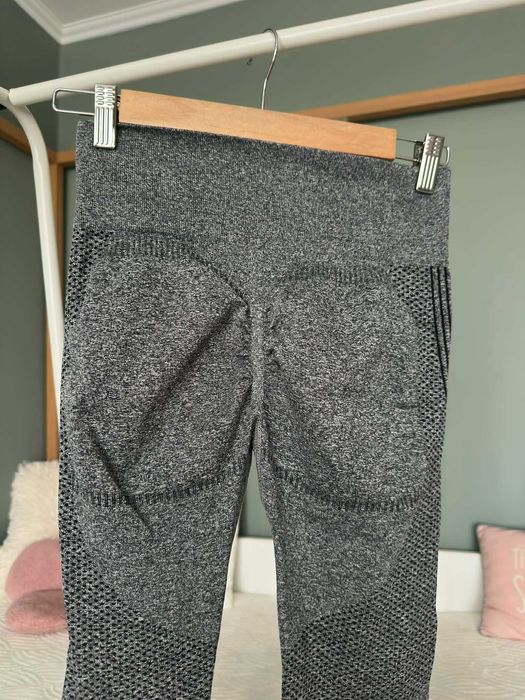 Piękne szare legginsy podkreślające sylwetkę