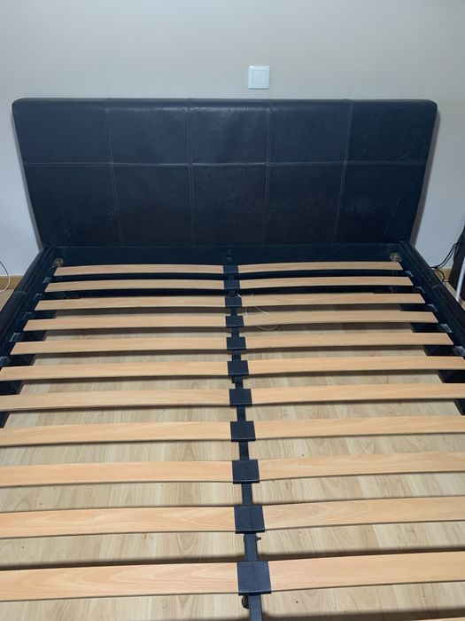 Cama  em pele castanha