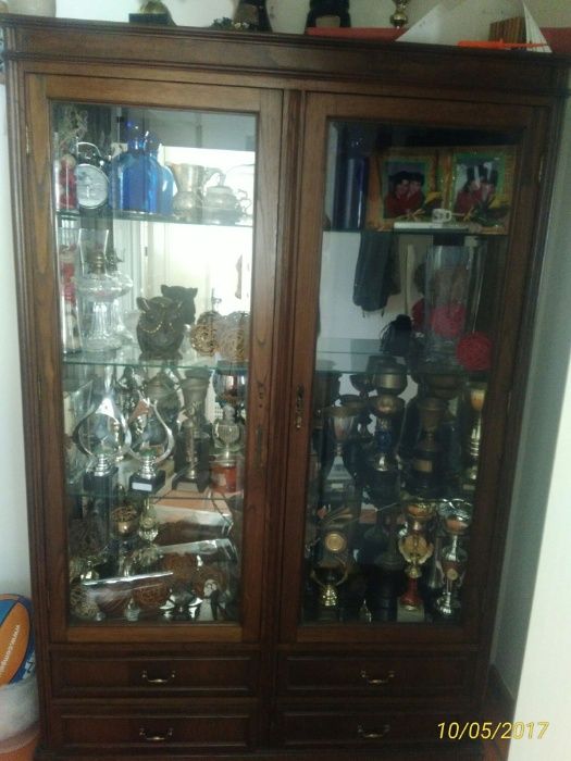 Cristaleira toda em madeira e castanho