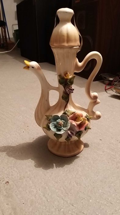 jarra em forma de pato com flores