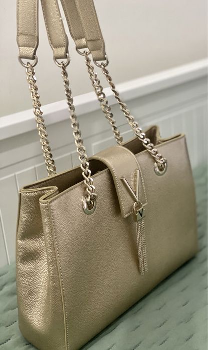 Mala Valentino dourada.