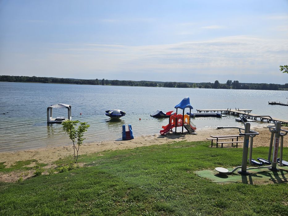 Domek letniskowy nad Jeziorem Białym.Plac zabaw.