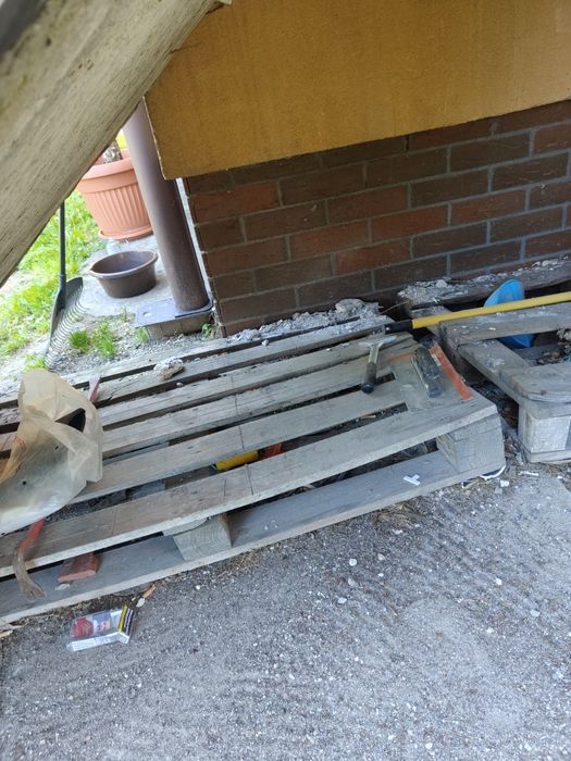 Cztery palety uszkodzone