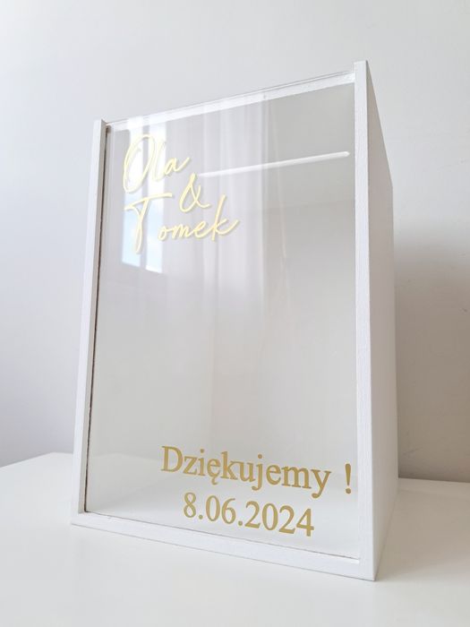 Białe pudełko na koperty pleksi złoty napis Personalizacja wesele ślub