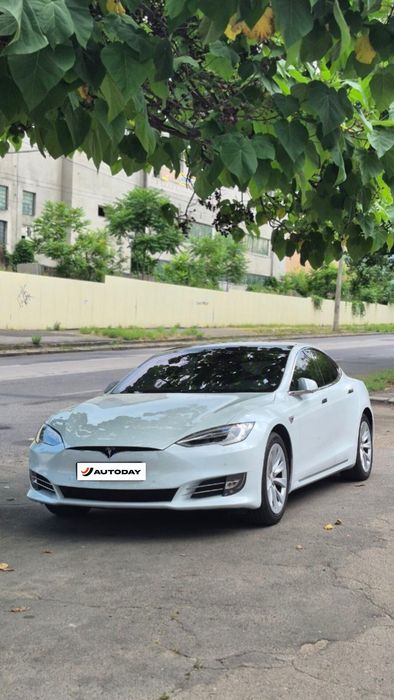 В наличии! Аренда Tesla Model S 75 прокат Тесла электромобиль авто напрокат Tesla