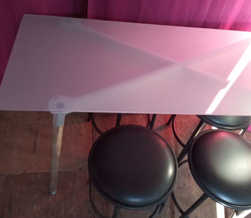 Conjunto de mesa e bancos