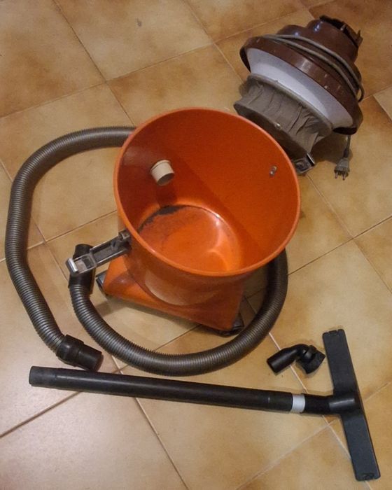 Aspirador de pó e líquidos  a funcionar bem
