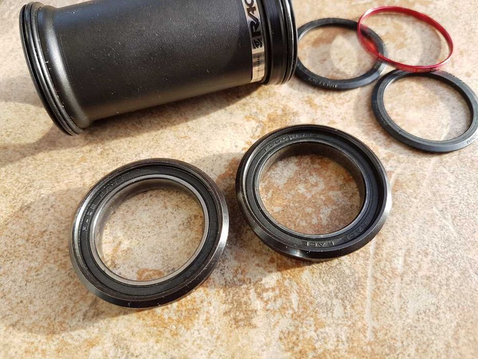 NOWY wkład suportu press fit RACE FACE BB92, PF30, 92/89.5mm, NOWY