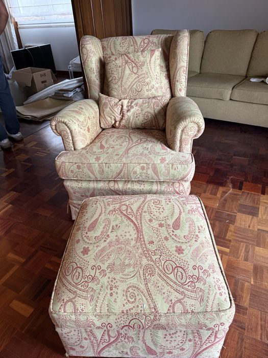 Cadeirāo  de orelhas com repousa pés