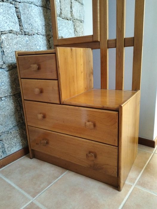 Móvel em madeira maciça com espelho