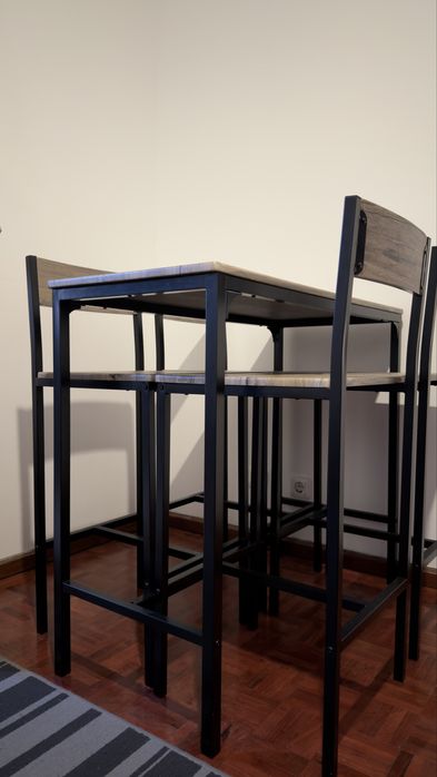 Mesa alta com 4 cadeiras – estilo industrial