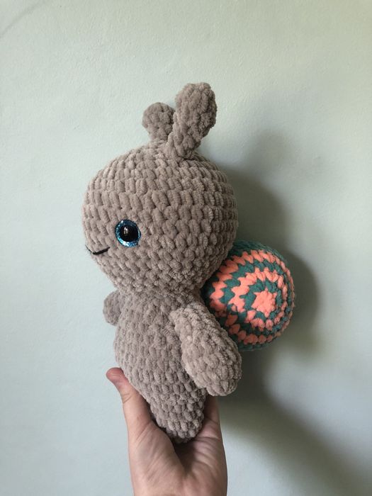 Pluszowy ogrodowy przyjaciel - ślimak