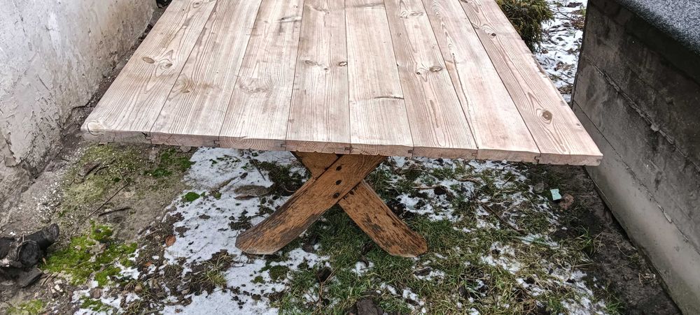 Solidny, drewniany stół ogrodowy