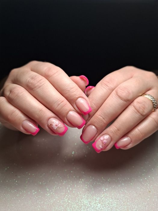 Манікюр, педикюр, нарощення нігтів, корекція