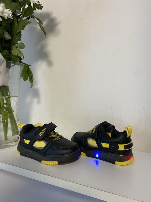 Дитячі кросівки з підсвіткою лед